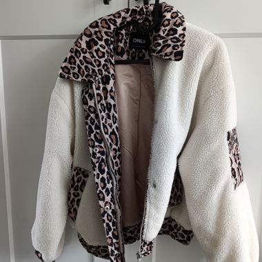 ONLY Teddyjacke mit Leopardenmuster