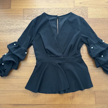 Blouse noire avec perles