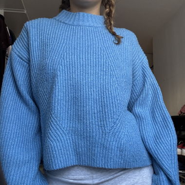 Blauer Strickpullover