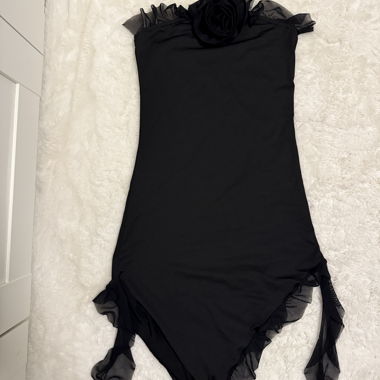 Schwarzes Kleid