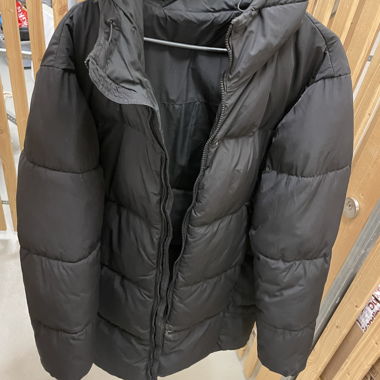 Veste d'hiver matelassée noire avec capuche