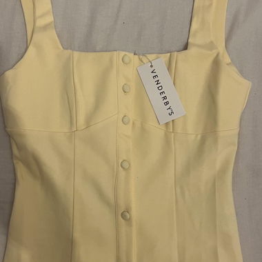 Top jaune à bretelles et boutons de Venderbys