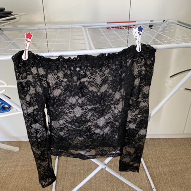 Top in pizzo nero
