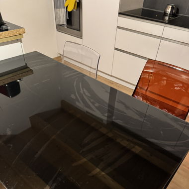 Table en verre noir 