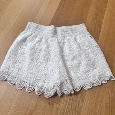 Weisser Spitzenrock im Skort-Stil