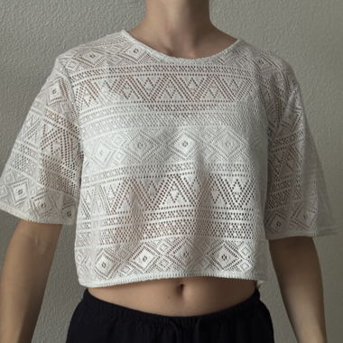 Weisses Spitzen-Crop-Top