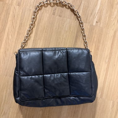 Borsa a tracolla nera con tracolla a catena