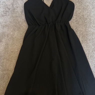 Robe noire à bretelles spaghetti