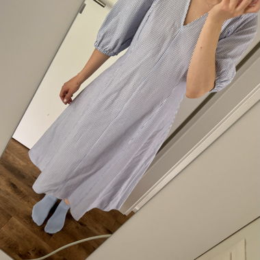 Abito a righe blu e bianche