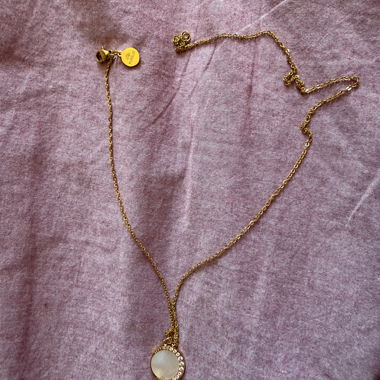 Collier doré avec pendentif