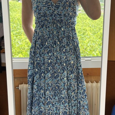 Robe fluide a fines bretelles