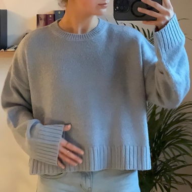 Einfacher blauer Pullover