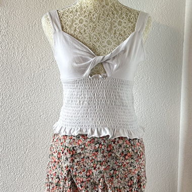 Haut blanc à bords volantés et jupes-culottes florales