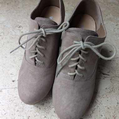 Braune Damen-Pumps mit Schnürung