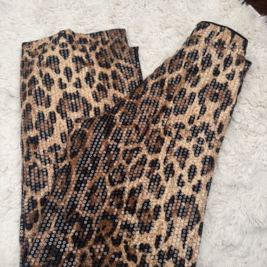 Pantaloni con paillettes leopardate