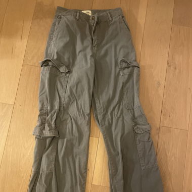 Graue Cargohosen