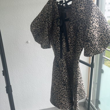 Abito leopardato con maniche a sbuffo