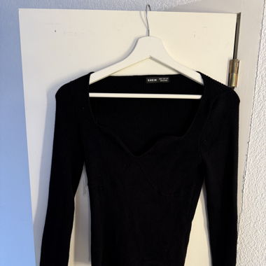 Schwarzer Pullover