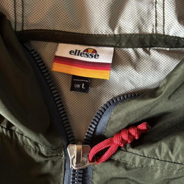 Leichte Windjacke mit Kapuze