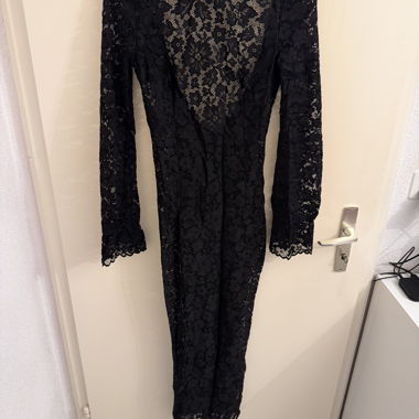 Robe noire en dentelle transparente
