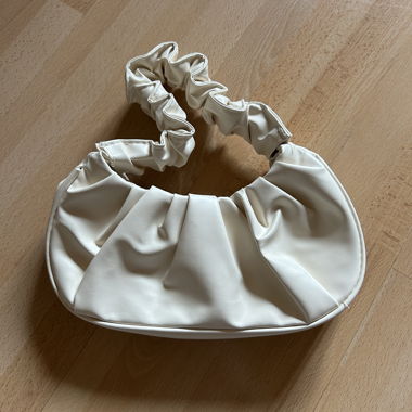Petit sac crème à anse froncée 