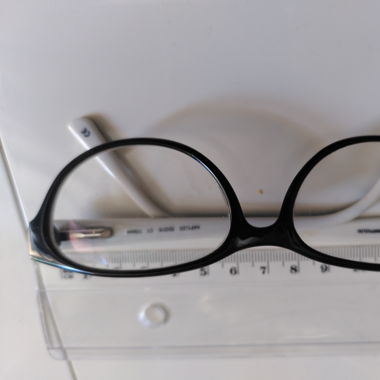 Occhiali con montatura stile vintage nera e pois