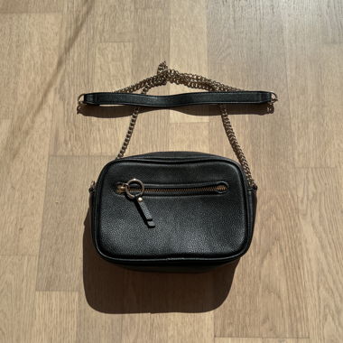Schwarze Crossbody-Tasche mit Kette