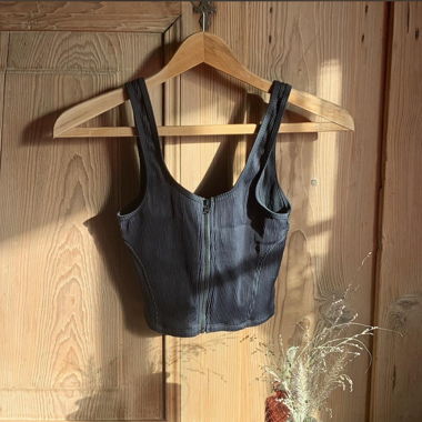 Top crop a coste con zip