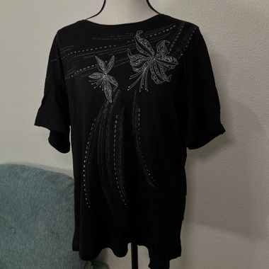 T-shirt nero con stampa floreale