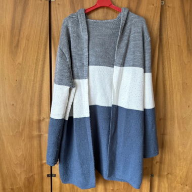 Veste en Tricot Rayée avec Capuche