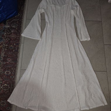 Weisses Langarmkleid