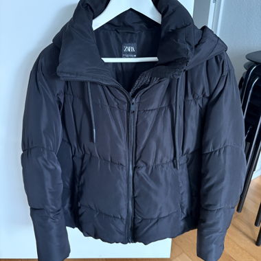 ZARA schwarze Daunenjacke XS