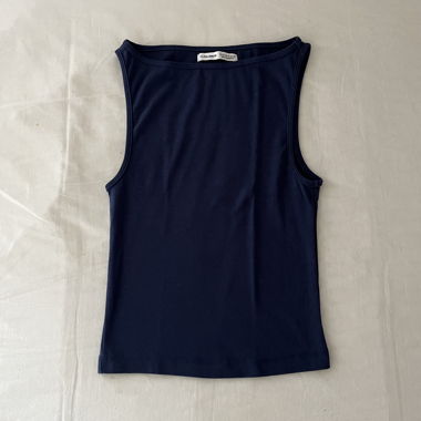 dunkelblaues Top