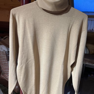 Maglione beige a collo alto