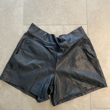 Shorts en cuir noir