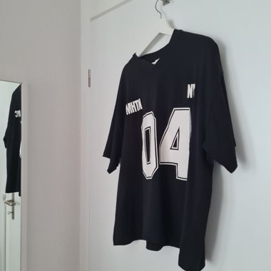 T-shirt stampato con scollo a V