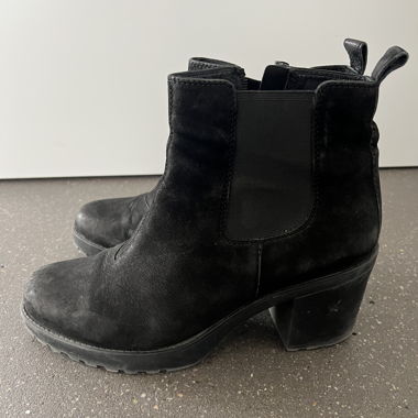 Stivaletti in camoscio nero