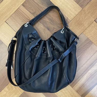Schwarze Schultertasche