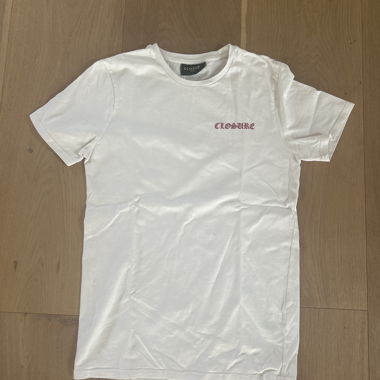 Weisses T-Shirt CLOSURE