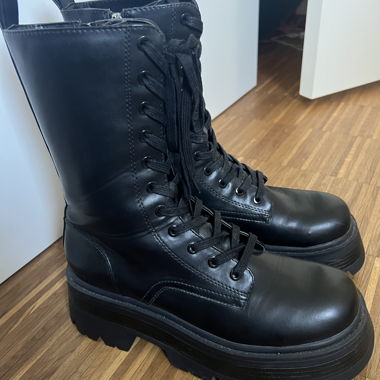 Pull&Bear schwarze Schnür-Plateauboots EU 39