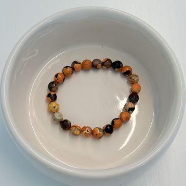 Armband aus orangenen Natursteinen