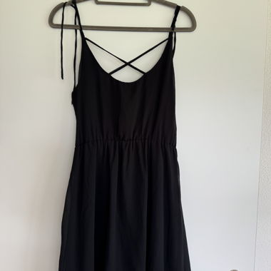 Schwarzes Trägerkleid