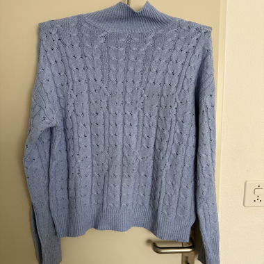 Hellblauer Zopfmuster-Pullover
