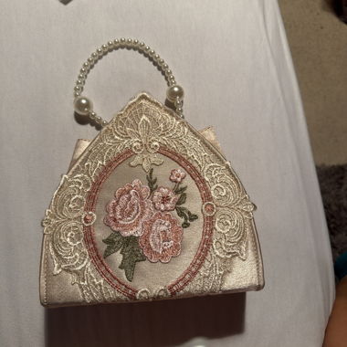 Mini-Tasche mit Perlenhenkel