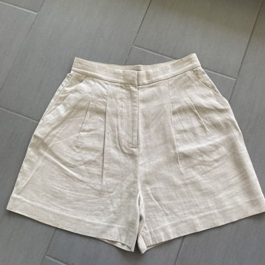 Short beige con pieghe in vita