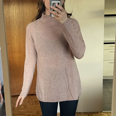 Maglione a coste rosa con collo alto