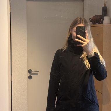 Selling my Peak Performance winter coat / winter jacket. Color Black. Size XS. With detachable hood.