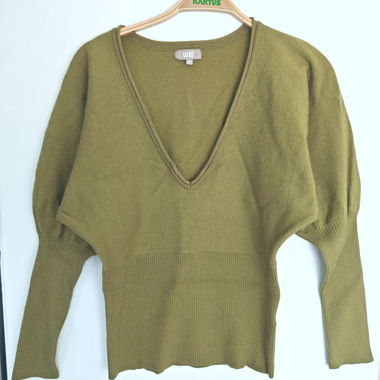 Olivgruener V-Ausschnitt Pullover WE