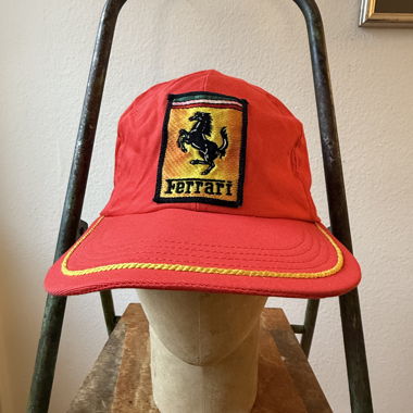 Vintage Ferrari-Hut