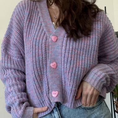 Cardigan violet à boutons cœur roses